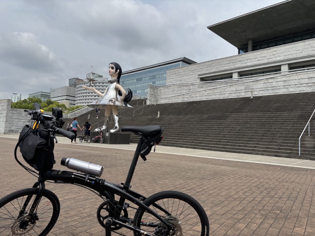 兵庫県立美術館前のモニュメント