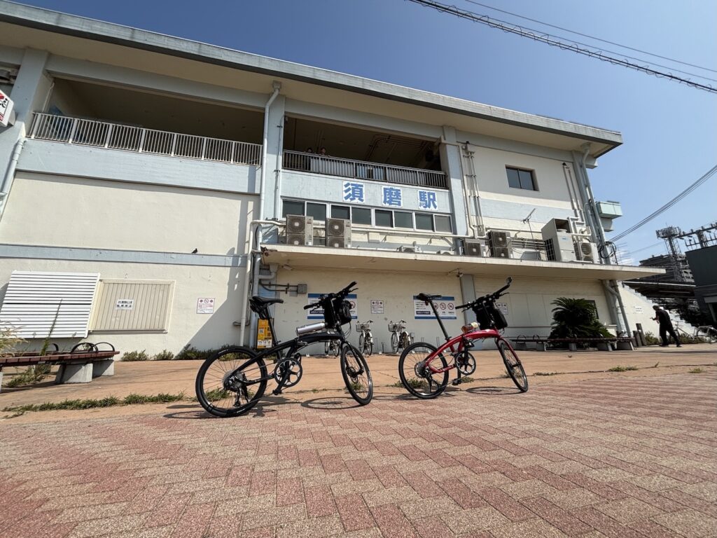 浮き輪担がず、自転車担いでるのはワシらだけ
