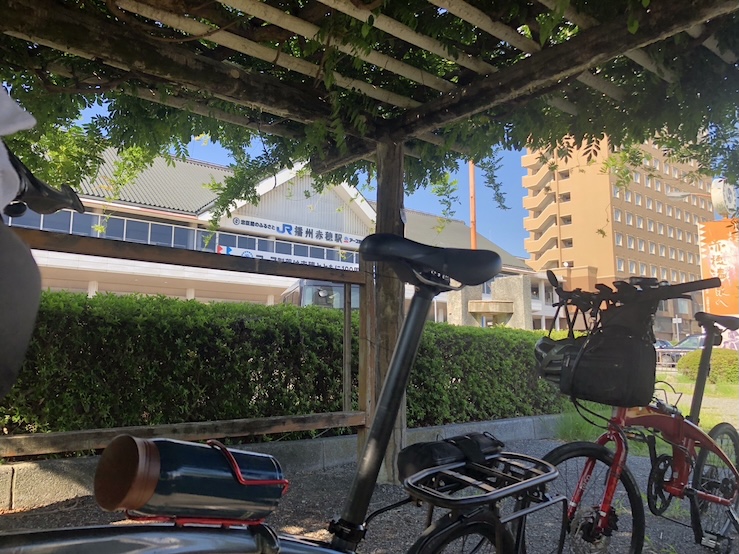 駅前の日陰で明石亭開店