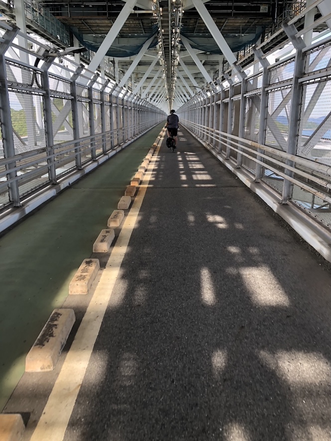 車道の下が自転車道&歩道になっている因島大橋