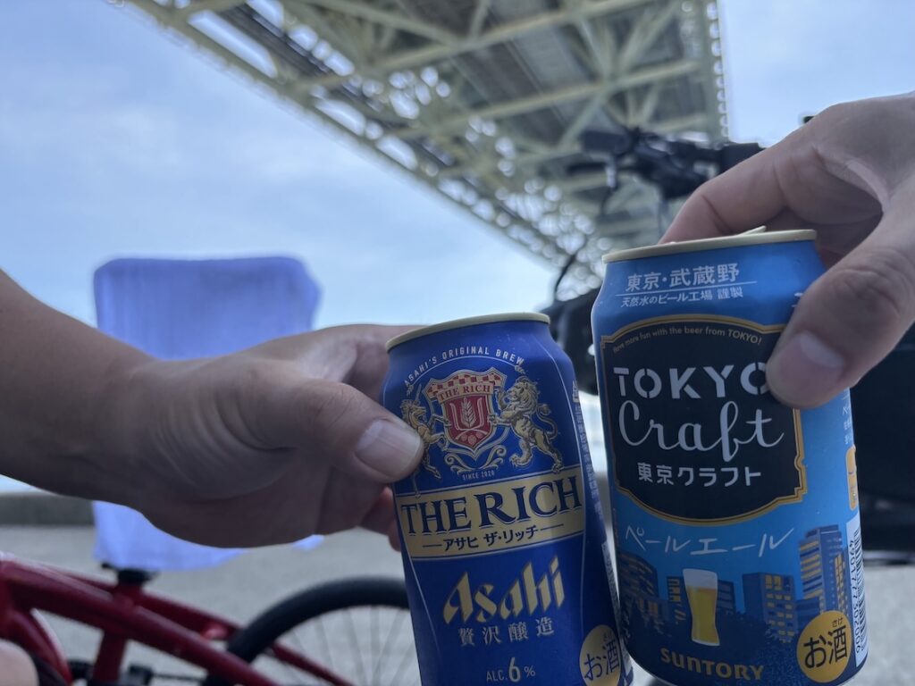 橋の下で乾杯は至福の一杯