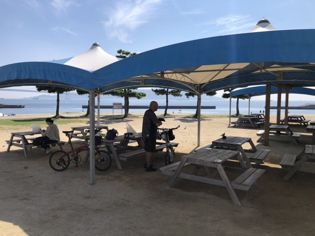 近くにトイレもあり、外飲みには最高